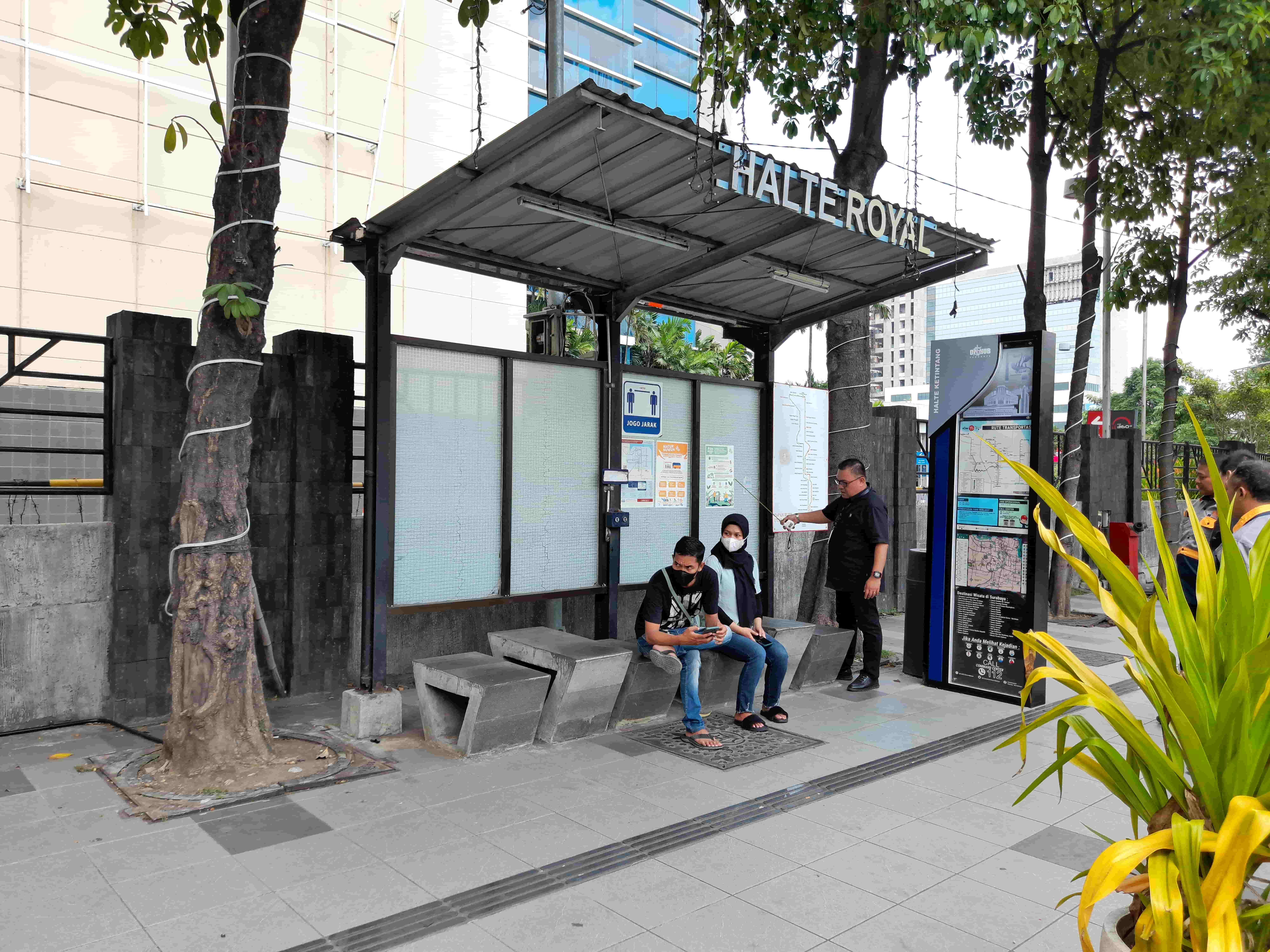 Halte Ketintang Royal